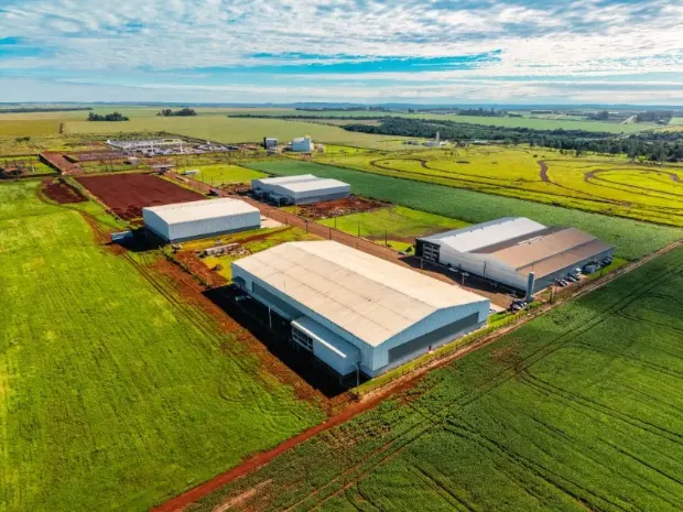 Vista aérea do complexo industrial da Lion Group — 200 mil m² de área de produção