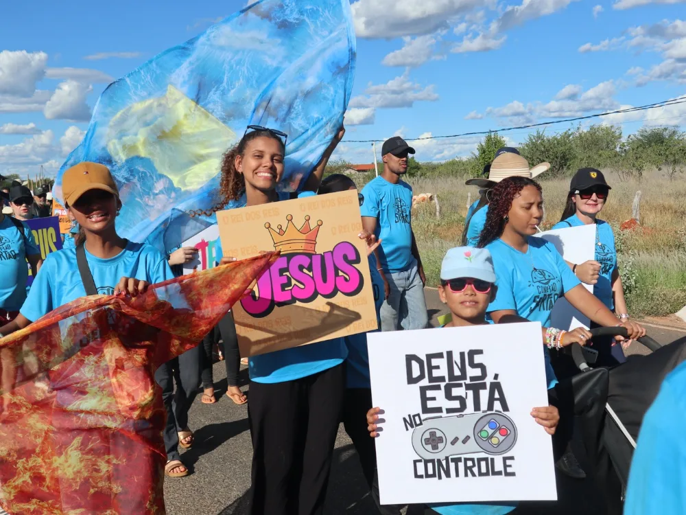 Equipe Conexão Sertão sorrindo com cartazes