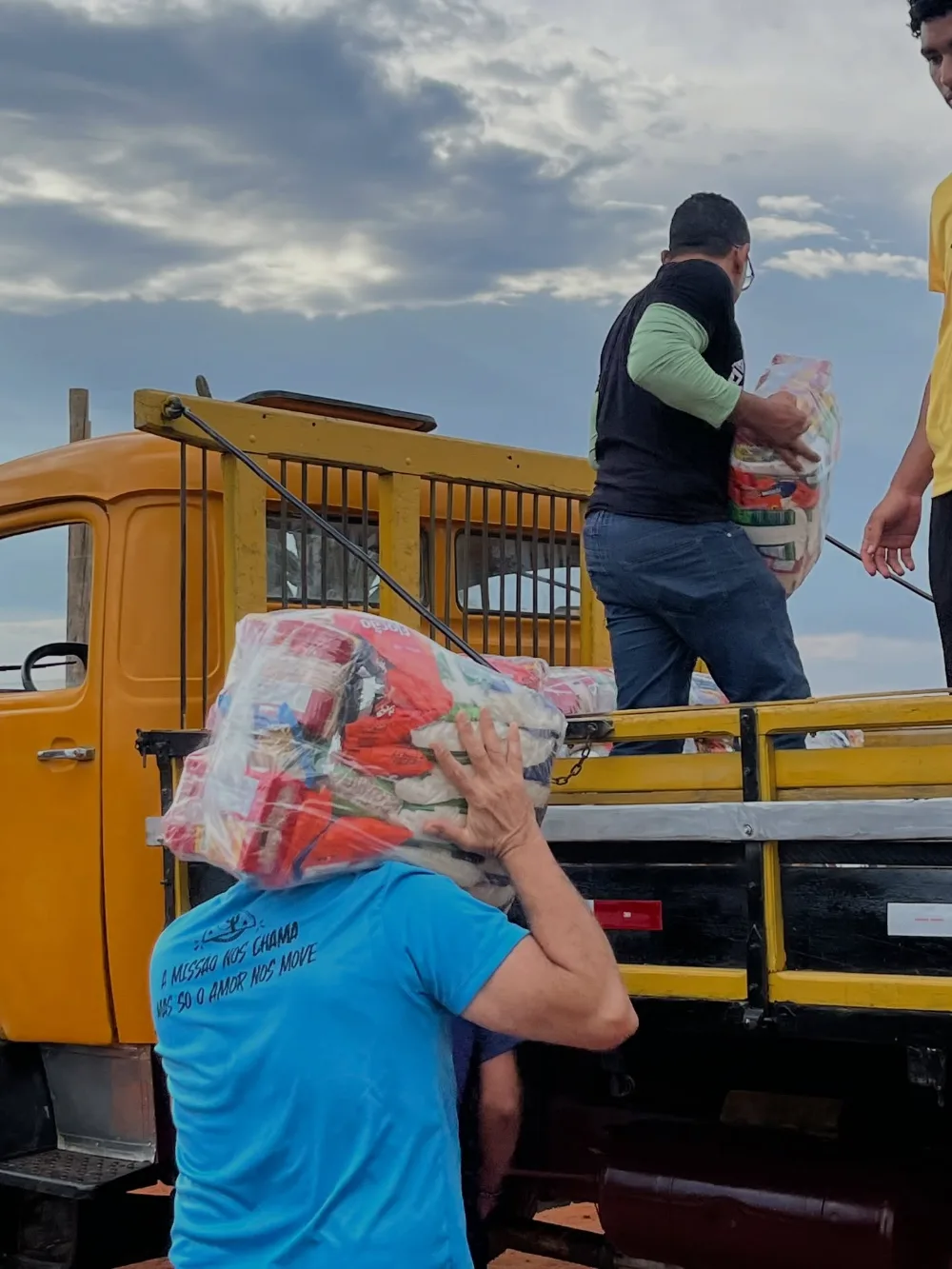 Comunidade recebendo doações no sertão