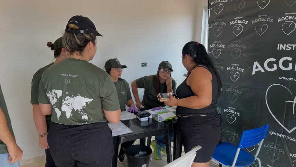 Equipe Lion Legacy reunida ao pôr do sol em missão no sertão