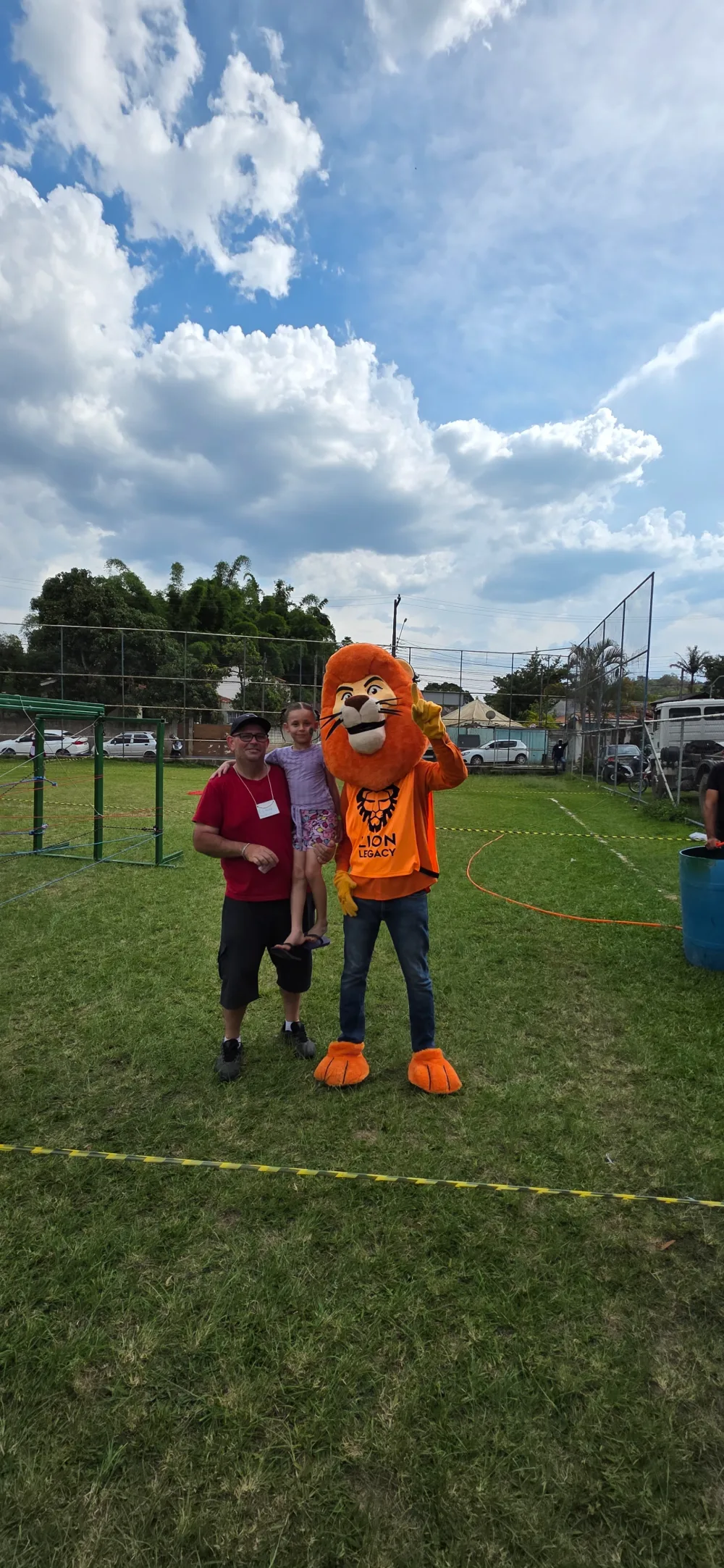 Mascote Lion Legacy com famílias no campo