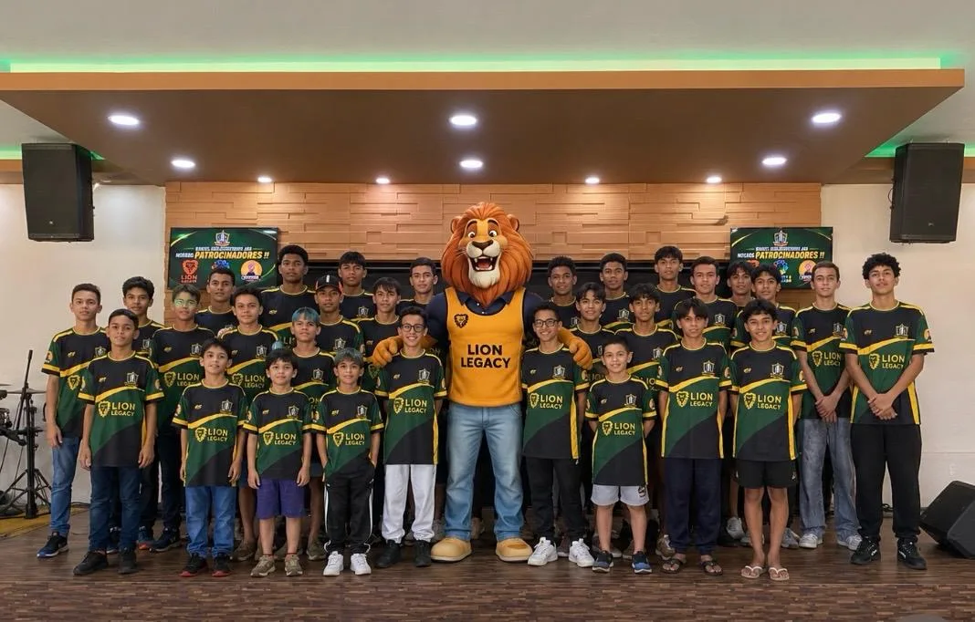 Equipe Lion Legacy reunida com a mascote e patrocinadores